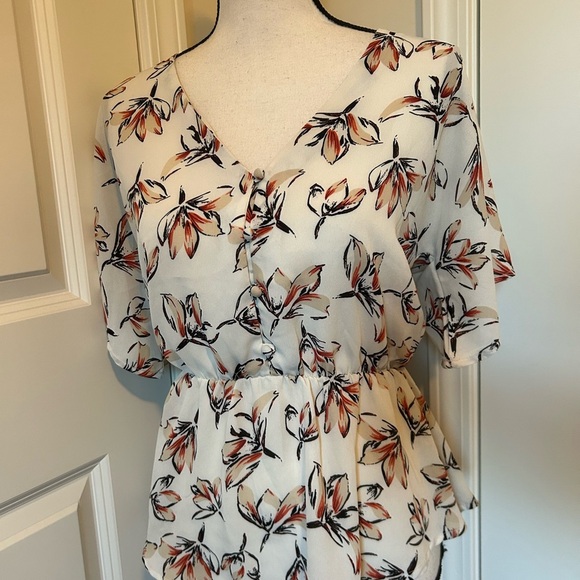 Sienna Sky floral white vneck cinch waist flowy blouse - Picture 2 of 4